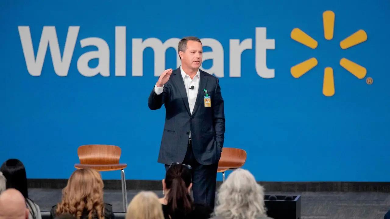 Doug McMillon, CEO de Walmart, el minorista y empleador privado más grande del mundo, lanzó una de las advertencias más contundentes sobre el impacto de la Inteligencia Artificial (IA) en el mercado laboral. Durante una conferencia en Bentonville, afirmó que la IA reformará prácticamente todos los puestos de trabajo en la economía.
