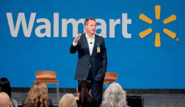 Doug McMillon, CEO de Walmart, el minorista y empleador privado más grande del mundo, lanzó una de las advertencias más contundentes sobre el impacto de la Inteligencia Artificial (IA) en el mercado laboral. Durante una conferencia en Bentonville, afirmó que la IA reformará prácticamente todos los puestos de trabajo en la economía.
