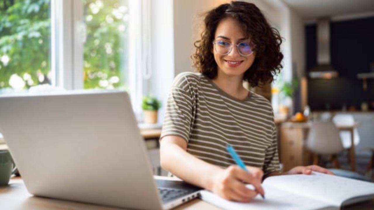 Conocé las principales plataformas que ofrecen cursos gratuitos en Inteligencia Artificial, programación, marketing digital y empleabilidad. Formate con contenidos de calidad y mejorá tu perfil profesional.

