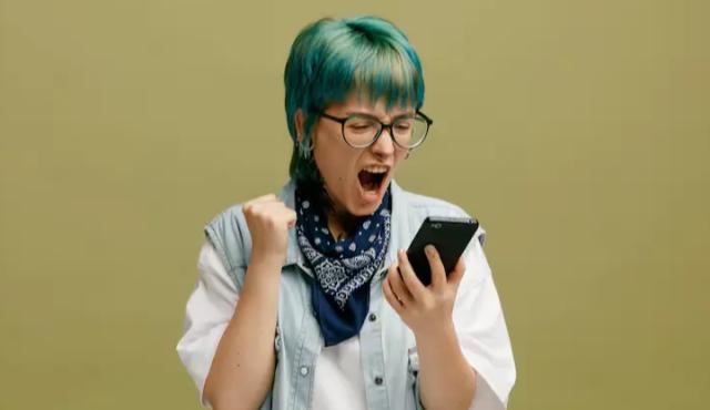 En los últimos días, usuarios de WhatsApp reportaron un problema inusual al intentar compartir contactos desde la agenda del teléfono: los datos llegan vacíos al destinatario, mostrando solo un casillero sin información útil.