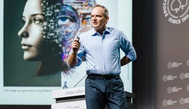 Cuando el Nobel de Economía Simon Johnson habla, el mundo escucha. Y cuando advierte que la Inteligencia Artificial no es un destino inevitable, sino una elección política, el debate deja de ser académico para transformarse en un llamado urgente a repensar el rumbo de nuestras democracias.