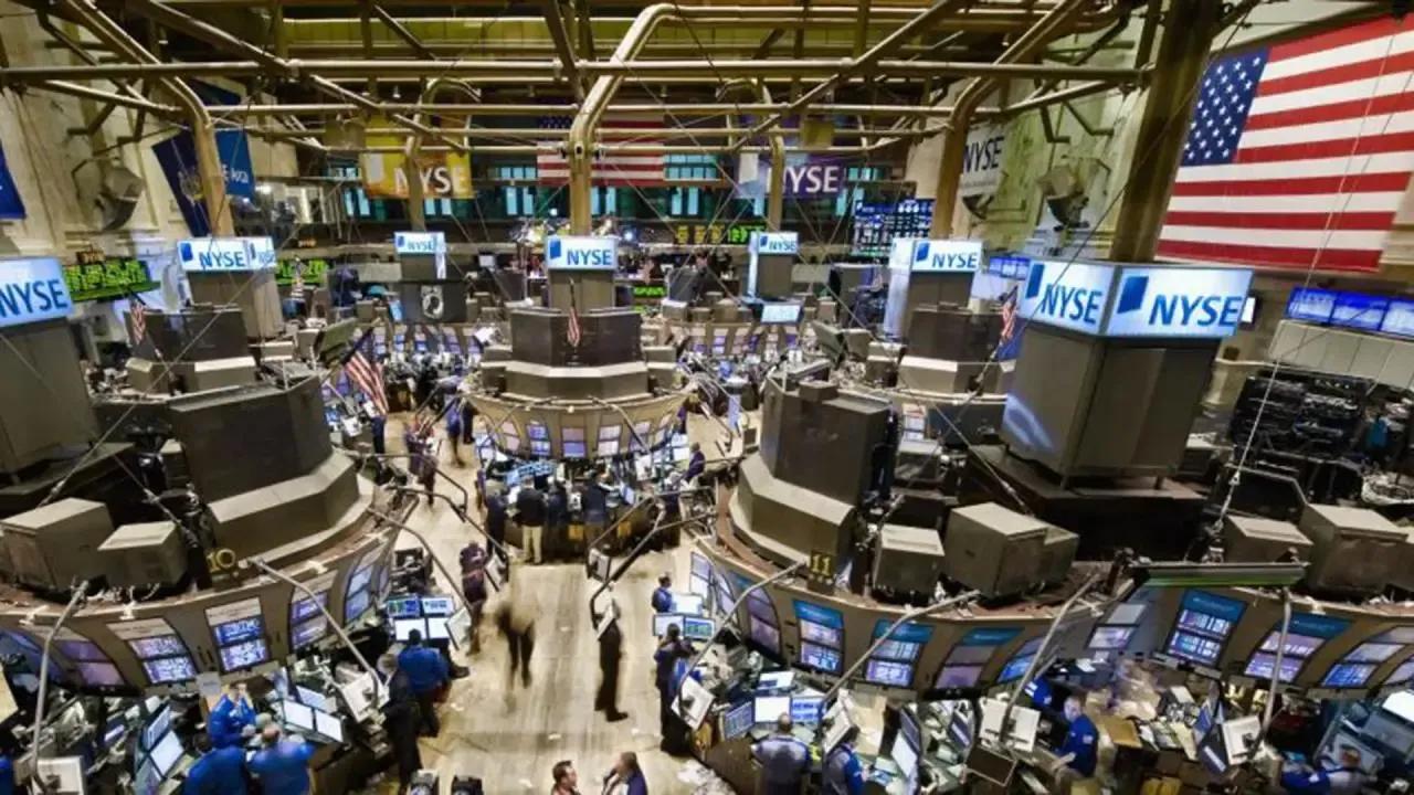 El boom de la Inteligencia Artificial (IA) está redefiniendo el liderazgo bursátil. Nvidia, Microsoft y Apple ya no están solas: Broadcom, Oracle y Palantir se suman al nuevo club de gigantes tecnológicos que marcan el rumbo de Wall Street.
