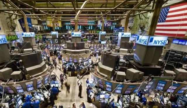 El boom de la Inteligencia Artificial (IA) está redefiniendo el liderazgo bursátil. Nvidia, Microsoft y Apple ya no están solas: Broadcom, Oracle y Palantir se suman al nuevo club de gigantes tecnológicos que marcan el rumbo de Wall Street.
