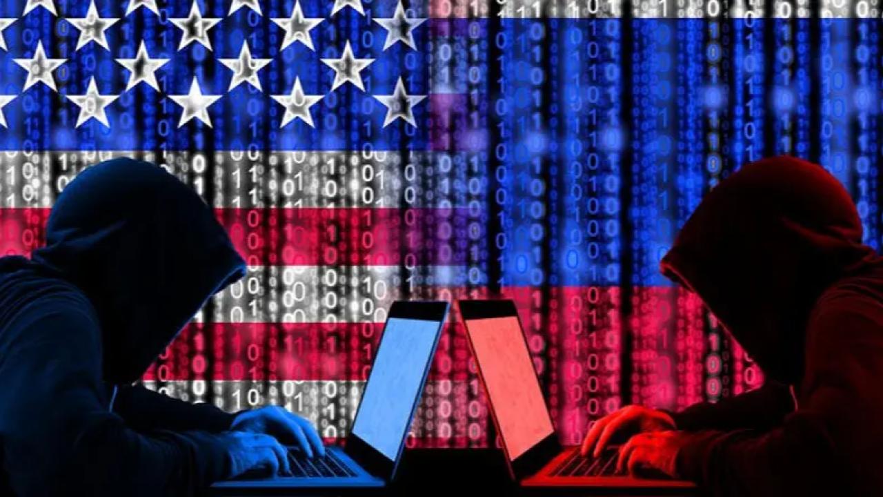 En la era digital, los conflictos entre países ya no se libran solo con armas o diplomacia. Hoy, las ofensivas más silenciosas —y a menudo más efectivas— se desarrollan en el ciberespacio. Cada vez más gobiernos financian o protegen grupos de hackers que actúan como verdaderos brazos armados digitales, capaces de infiltrarse en redes militares, manipular información o paralizar infraestructuras críticas.