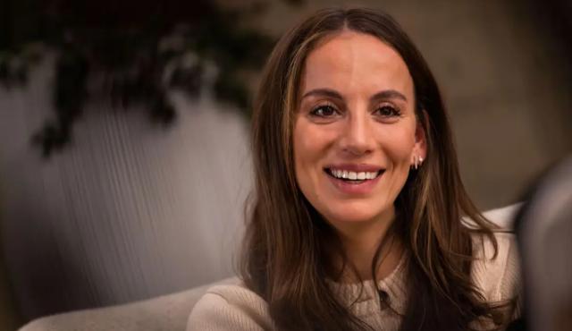 La exdirectora tecnológica de OpenAI lanzó Tinker, una herramienta creada para que cualquier empresa o desarrollador pueda personalizar y entrenar modelos de Inteligencia Artificial abiertos sin depender de infraestructuras complejas. Con esta propuesta, Thinking Machines Lab busca democratizar la creación de sistemas de IA y desafiar el modelo cerrado de OpenAI.
