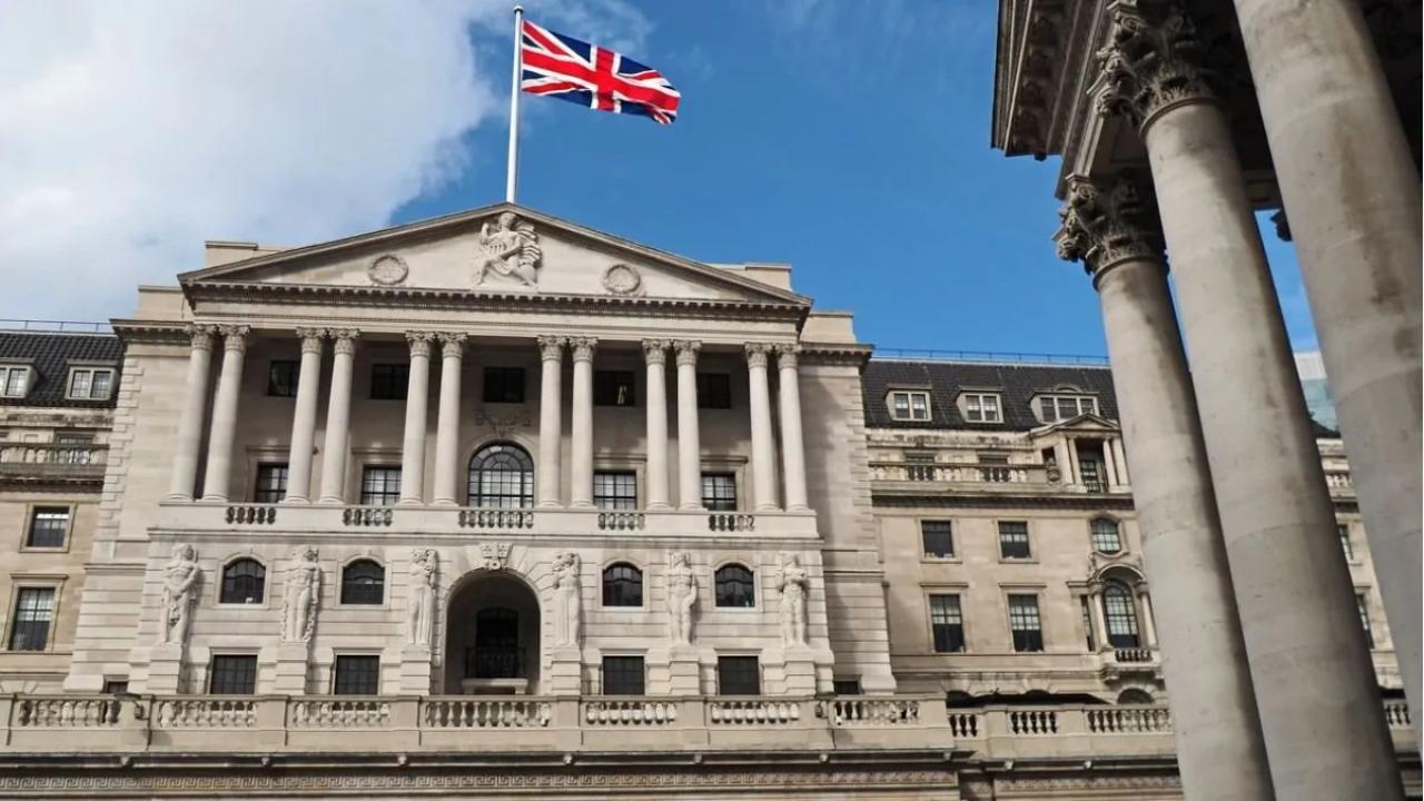 El gobernador Andrew Bailey propuso integrar las stablecoins británicas al sistema del Banco de Inglaterra, permitiéndoles mantener reservas directamente en el banco central. La medida busca legitimar estos activos digitales como dinero y posicionar al Reino Unido como líder global en finanzas digitales.

