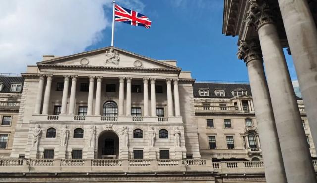 El gobernador Andrew Bailey propuso integrar las stablecoins británicas al sistema del Banco de Inglaterra, permitiéndoles mantener reservas directamente en el banco central. La medida busca legitimar estos activos digitales como dinero y posicionar al Reino Unido como líder global en finanzas digitales.
