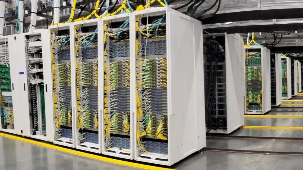 El proyecto Stargate Argentina, impulsado por OpenAI y Sur Energy, demandará una potencia inédita de hasta 500 MW en la Patagonia. Especialistas advierten que el país deberá modernizar su infraestructura eléctrica y energéticapara sostener la expansión de la Inteligencia Artificial.