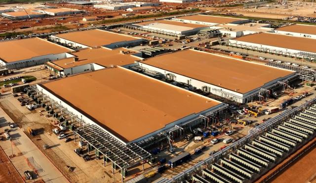 Los centros de datos se consolidan como la columna vertebral de la economía digital y de la Inteligencia Artificial. Entre 2024 y 2032, las inversiones, el consumo eléctrico y el empleo en este sector crecerán a tasas históricas, impulsados por la expansión de infraestructuras “AI-ready” en todo el mundo.
