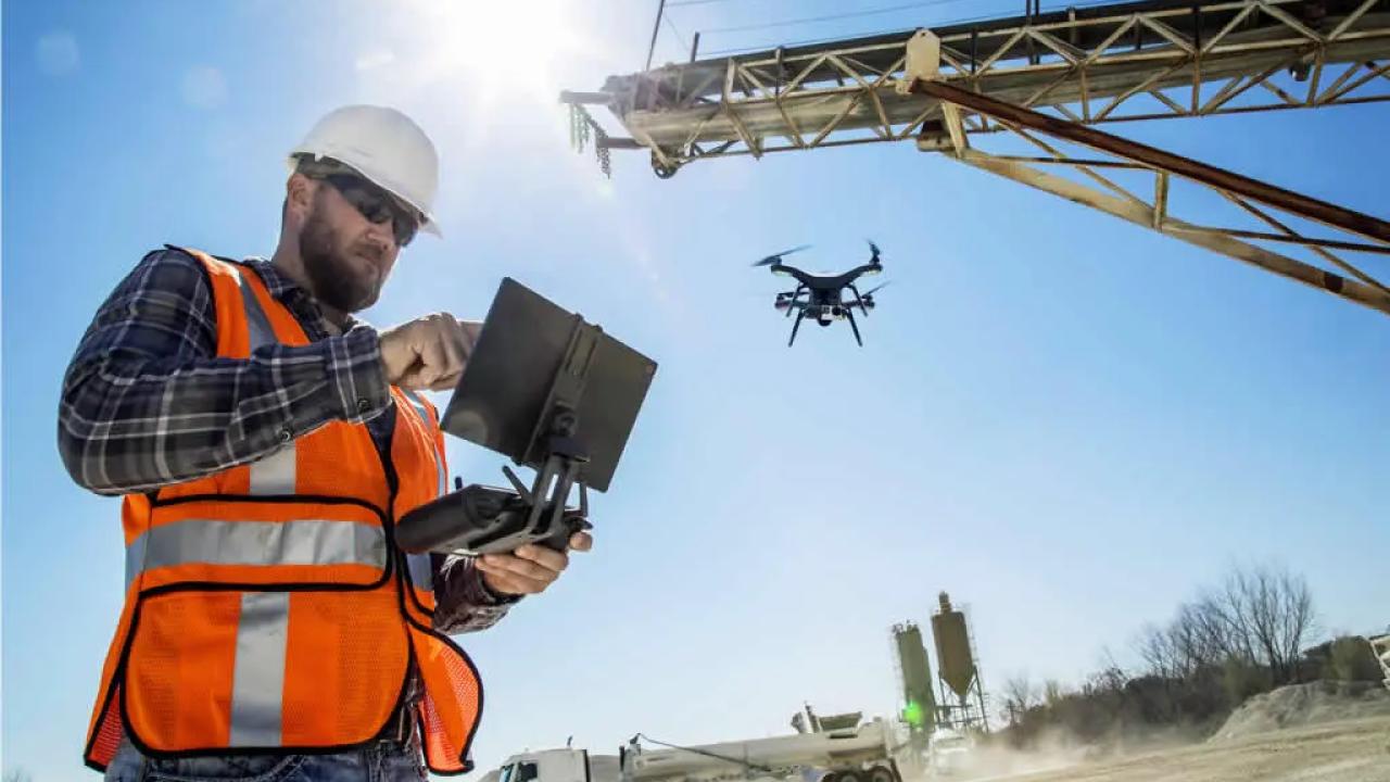 La expansión global de la Inteligencia Artificial (IA) disparó una nueva industria de empleo técnico, ingenieril y operativo. Detrás de cada centro de datos —pieza clave de la economía digital— hay miles de trabajadores especializados que lo diseñan, construyen y mantienen en funcionamiento las 24 horas del día.

