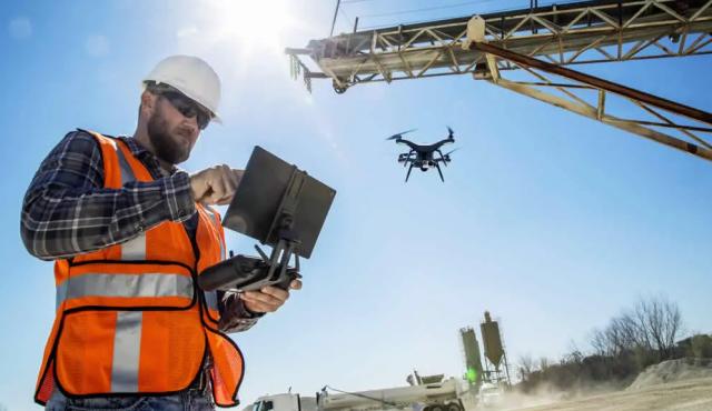 La expansión global de la Inteligencia Artificial (IA) disparó una nueva industria de empleo técnico, ingenieril y operativo. Detrás de cada centro de datos —pieza clave de la economía digital— hay miles de trabajadores especializados que lo diseñan, construyen y mantienen en funcionamiento las 24 horas del día.

