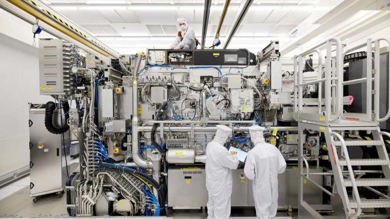 La instalación del megacentro de datos de OpenAI en la Patagonia podría redefinir la formación técnica y universitaria en el país. La demanda de talento especializado en energía, hardware, software y datos promete transformar el sistema educativo argentino en la próxima década.
