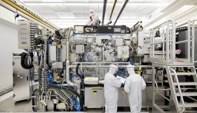 La instalación del megacentro de datos de OpenAI en la Patagonia podría redefinir la formación técnica y universitaria en el país. La demanda de talento especializado en energía, hardware, software y datos promete transformar el sistema educativo argentino en la próxima década.

