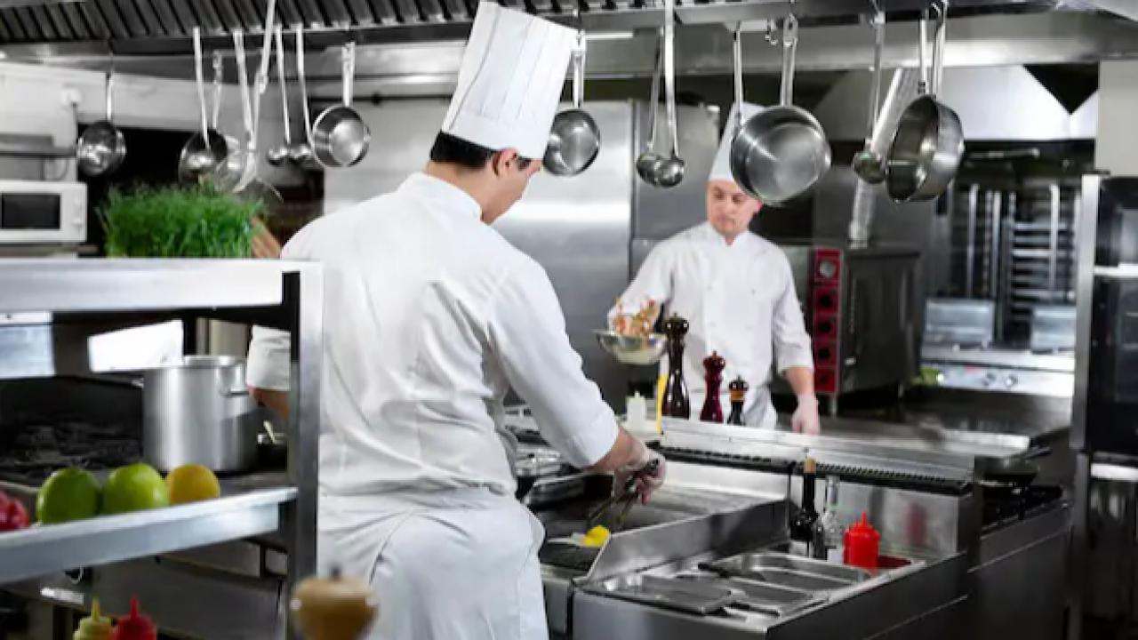 La alta cocina vive una auténtica revolución silenciosa. En los templos gastronómicos de Europa, América y Asia, los chefs más prestigiosos del mundo ya no solo dominan técnicas ancestrales: también manejan algoritmos, impresoras 3D y sensores de inteligencia artificial.