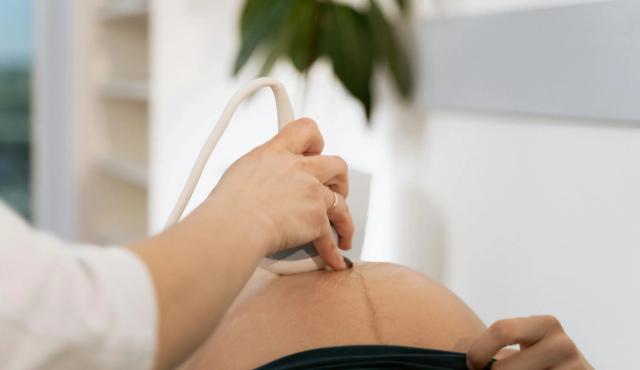 Hay mujeres que cada octubre sienten el Día de la Madre como una fecha ambivalente. Mientras la mayoría celebra, para ellas puede ser un recordatorio doloroso de que el embarazo todavía no llega. El deseo choca con la realidad de la infertilidad, una condición que, según la Organización Mundial de la Salud, afecta a 1 de cada 6 personas en el mundo.
