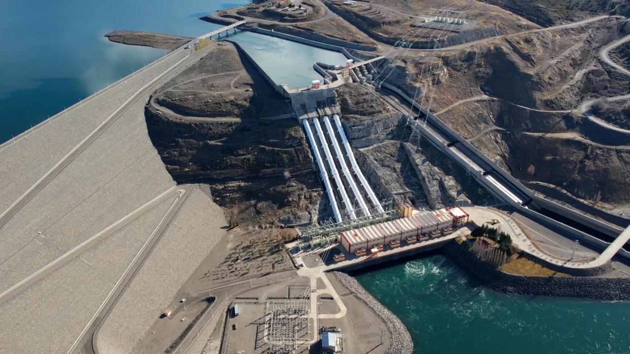 El Gobierno nacional avanza con el proceso de renovación —y posible privatización— de las represas Alicurá, El Chocón, Cerros Colorados y Piedra del Águila, cuatro centrales que constituyen el núcleo del sistema hidroeléctrico del sur argentino. La medida despierta preocupación entre especialistas, sindicatos y gobiernos provinciales, que advierten sobre los riesgos de entregar el control de activos estratégicos a empresas privadas sin una planificación energética de largo plazo.