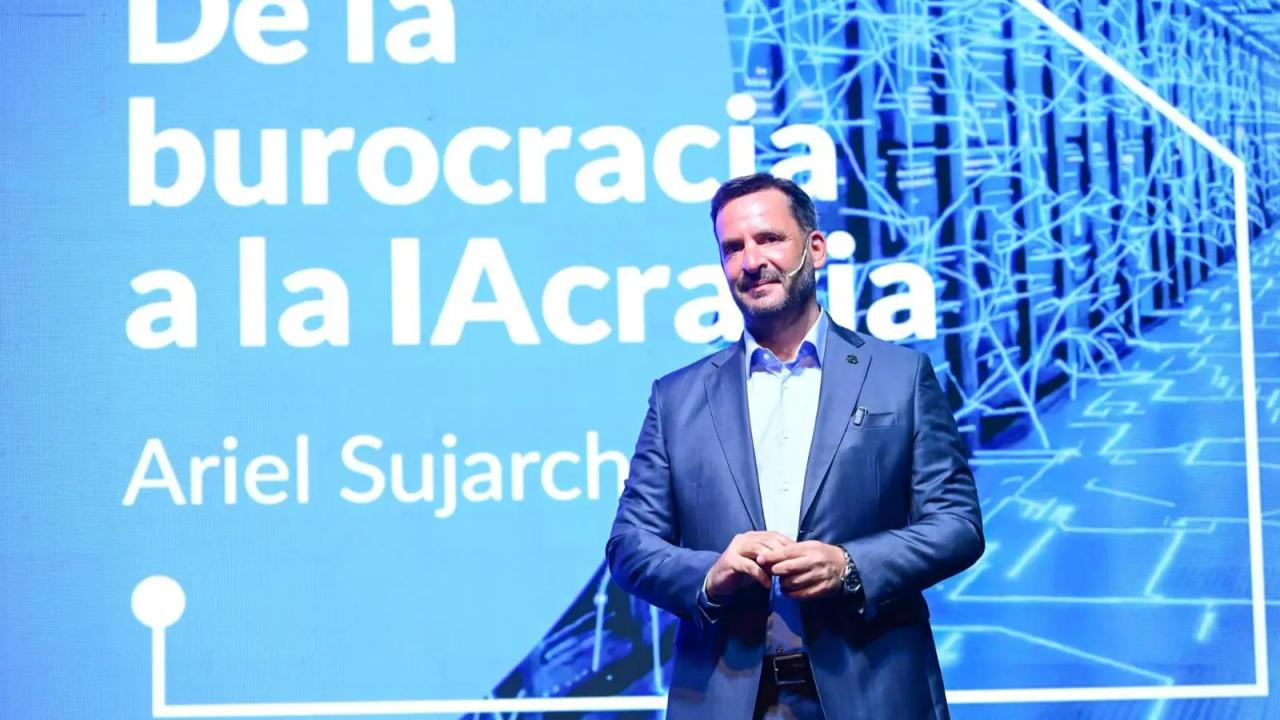 El Honorable Concejo Deliberante de Escobar aprobó por unanimidad una ordenanza para regular el uso ético y responsable de la Inteligencia Artificial (IA) en la gestión pública. La iniciativa, presentada por el intendente Ariel Sujarchuk, crea el Programa Municipal de Innovación con Inteligencia Artificial, cuyo objetivo es incorporar estas tecnologías para optimizar la eficiencia, la transparencia y la calidad de los servicios.