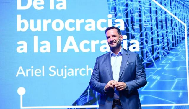 El Honorable Concejo Deliberante de Escobar aprobó por unanimidad una ordenanza para regular el uso ético y responsable de la Inteligencia Artificial (IA) en la gestión pública. La iniciativa, presentada por el intendente Ariel Sujarchuk, crea el Programa Municipal de Innovación con Inteligencia Artificial, cuyo objetivo es incorporar estas tecnologías para optimizar la eficiencia, la transparencia y la calidad de los servicios.