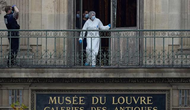 El reciente y espectacular robo ocurrido el 19 de octubre de 2025 en el Louvre —donde ladrones profesionales sustrajeron piezas de la colección de joyas reales francesas en un lapso estimado de entre cuatro y siete minutos— pone de relieve, con crudeza, los retos contemporáneos de la seguridad museística.