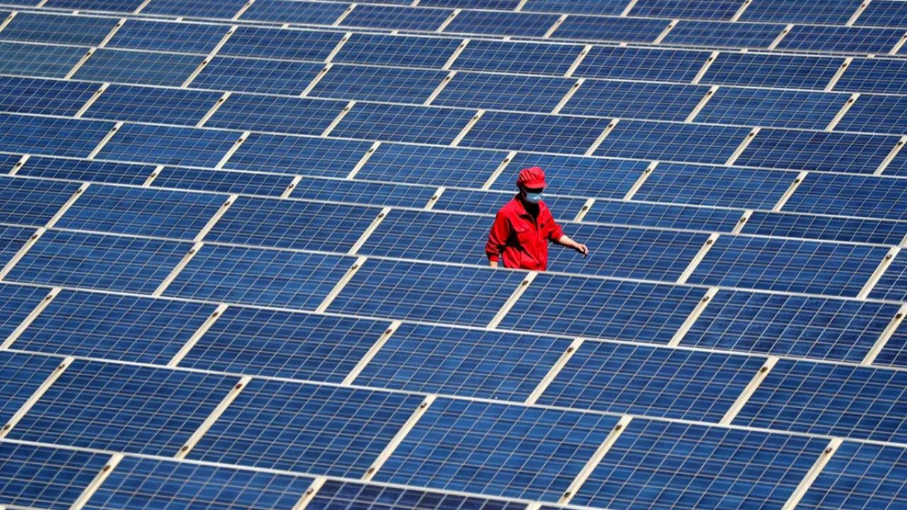 En apenas medio año, China sumó más de 210 gigavatios (GW) de energía solar, una cifra que iguala o incluso supera la capacidad total acumulada por Estados Unidos en décadas de desarrollo.