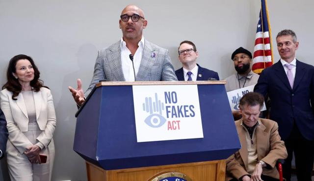 El Congreso de Estados Unidos está discutiendo una legislación que podría marcar un punto de inflexión en la regulación de la Inteligencia Artificial. El proyecto, llamado NO FAKES Act of 2025, apunta a proteger a cualquier persona frente al uso no autorizado de su voz, imagen o apariencia digital, especialmente cuando esa réplica se genera mediante IA.