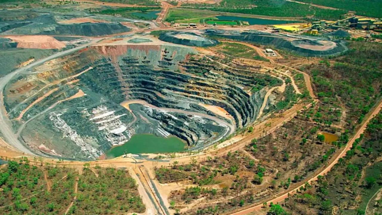 La disputa geopolítica entre Estados Unidos y China por el control de minerales estratégicos volvió a poner la mirada sobre América Latina. Argentina, en particular, se encuentra en el radar por sus recursos energéticos y tecnológicos críticos: uranio, clave para la energía nuclear, y tierras raras, esenciales para la industria de Defensa, la transición energética y dispositivos de alta tecnología.