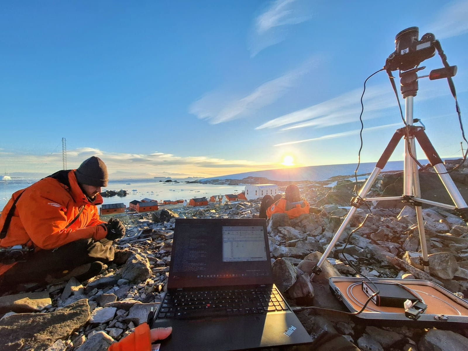 Cient&iacute;ficos del CONICET lideran en la Ant&aacute;rtida un estudio que busca ampliar el conocimiento integral de la luz natural en latitudes australes. Fotos: gentileza investigadores.