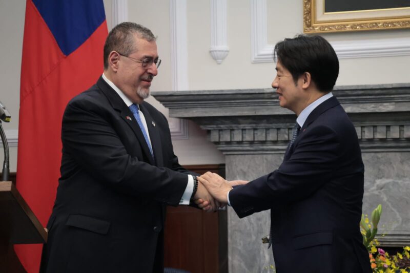 El presidente taiwanés, William Lai, recibe a su homólogo de Guatemala, Bernado Arévalo, a su llegada a Taipei, donde firmaron una carta de intención para impulsar la cooperación bilateral en el sector de semiconductores. (Foto Prensa Libre: EFE/ Wang Yu Ching/oficina Presidencial De Taiwán).