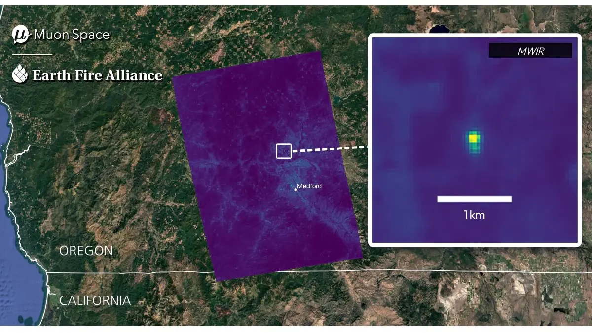 Un pequeño incendio al costado de una carretera, relativamente frío, ocurrido al noroeste de Medford, Oregón, el 23 de junio de 2025, que no fue detectado por otros sistemas espaciales. El canal Mid-Wave Infrared (MWIR) de FireSat proporciona una detección clara de este incendio en etapa temprana, superpuesta sobre un mapa base de Google Earth. Esta imagen demuestra la sensibilidad superior de FireSat y su capacidad innovadora para detectar incendios en sus fases iniciales, antes de que crezcan hasta convertirse en amenazas mayores.