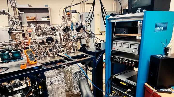 Equipo de ultra alto vac&iacute;o (Laboratorio de Fisicoqu&iacute;mica de Superficies del Prof. Tysoe en Milwaukee). Foto: gentileza investigador.