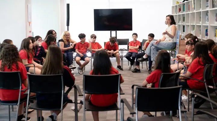 Cayetana Arnaiz, científica del CONICET en el IBioBA, junto a estudiantes de 5° grado del Instituto San Cosme y San Damián durante el encuentro en el C3. Foto: CONICET Fotografía.