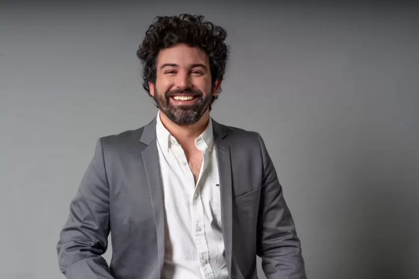 Santiago Echazú, co-founder y director general creativo (CCO) de Paisanos