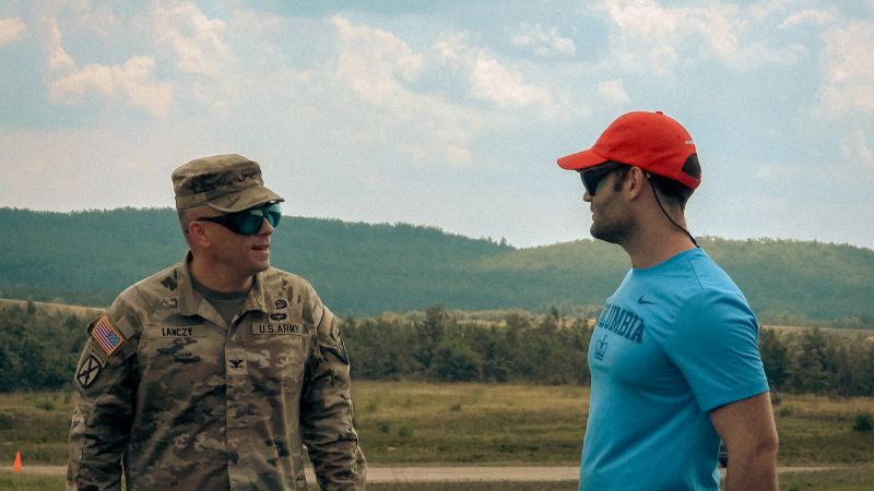 Michael LaFramboise (CEO de Aurelius Systems)  junto al coronel Lanczy en recorrido de pruebas en vivo.