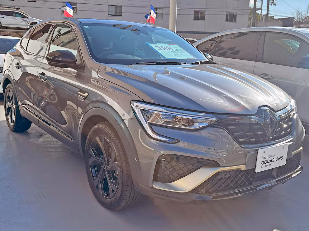 RENAULT Arkana E-Tech: SUV coupé híbrido con diseño deportivo y tecnología electrificada.