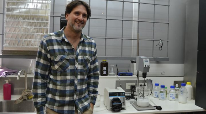 Gustavo Mendow (INCAPE-CONICET/UNL) en su laboratorio en el CCT CONICET Santa Fe junto al equipo de reacción para síntesis de nanopartículas.