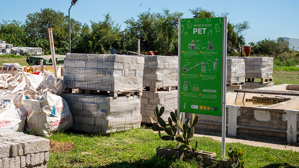 Planta de producci&oacute;n de ladrillos PET del Municipio de Crespo. Foto: Gentileza UADER.