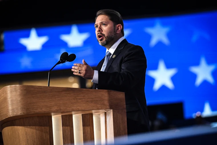 Senador demócrata Ruben Gallego