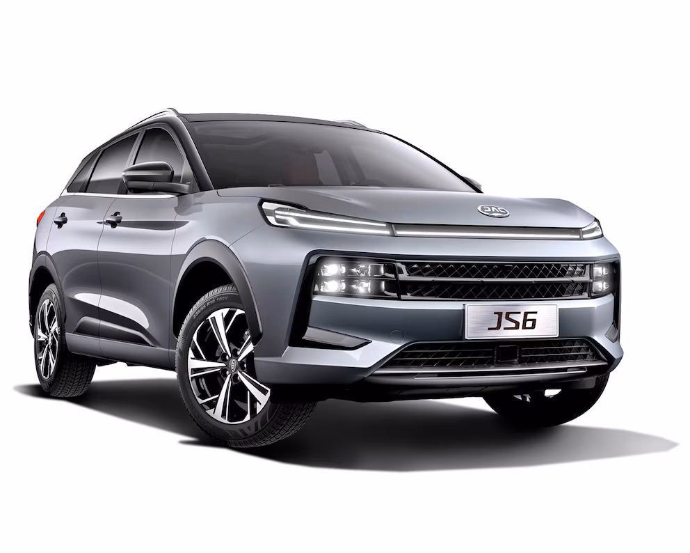 JS6: SUV mediano con diseño aerodinámico y tecnologías de asistencia.