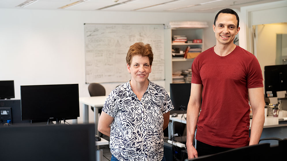 David Alejandro Jorge Tasé, Ingeniero Biomédico y becario doctoral del CONICET, e Isabel Irurzun (izq.) en el Centro de Simulación Computacional para Aplicaciones Tecnológicas (CSC-CONICET). Créditos: CONICET Fotografía /