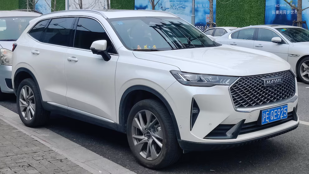 HAVAL H6: SUV mediano con opciones híbridas, tracción integral y diseño robusto.
