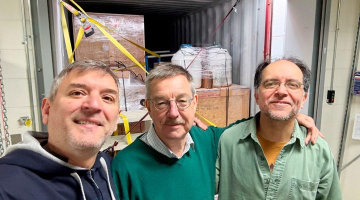 Finalizaci&oacute;n del proceso de carga del equipamiento en los contenedores previo a comenzar su reccorrido a San Luis (Dr. Octavio Furlong, Prof. Wilfred Tysoe y CPA Carlos Sosa) Foto: gentileza investigador.