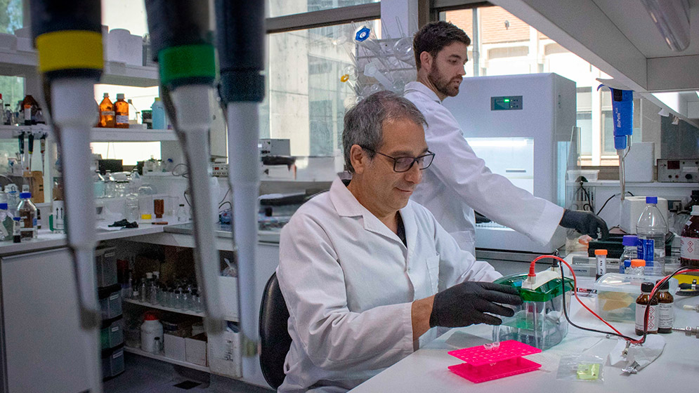 Técnicos de CONICET llevan adelante la preparación de muestras y operación del complejo equipamiento de la UEM. En la foto: Enrique Morales y Alejo Cantoia. Foto: IBR/ Elizabeth Karayekov