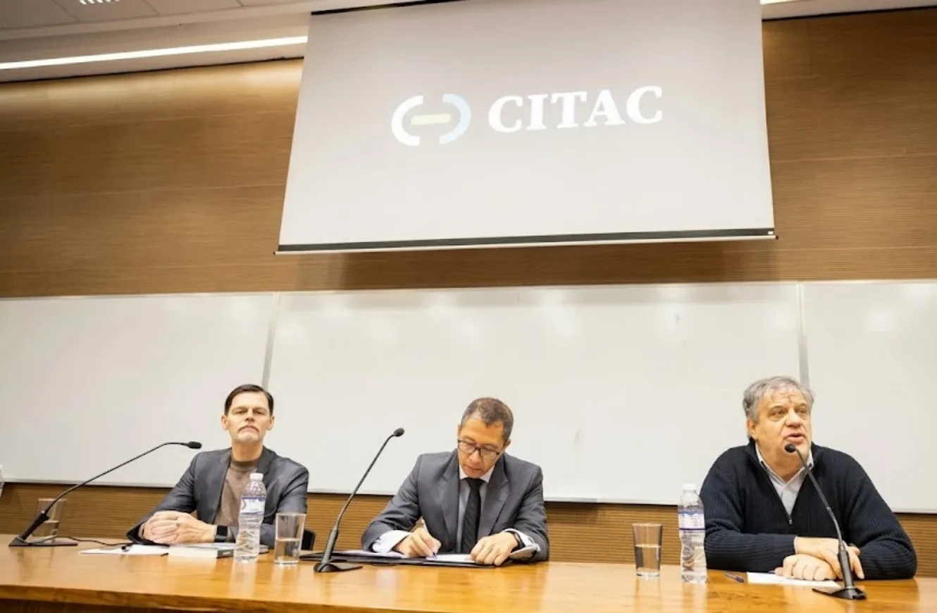 La presentaci&oacute;n estuvo encabezada por (de izquierda a derecha) Sabino Vaca Narvaja, presidente del CITAC; Wang Xiaoxu, Ministro Consejero de la Embajada de la Rep&uacute;blica Popular China en la Argentina; y Guillermo &laquo;Willy&raquo; Dur&aacute;n, decano de la Facultad de Ciencias Exactas y Naturales de la UBA.