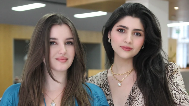 Andreea Petrescu y Valentina González, ambas de 25 años, se conocieron cuando estudiaban arquitectura; llevan dos años dirigiendo Seraphinne Vallora