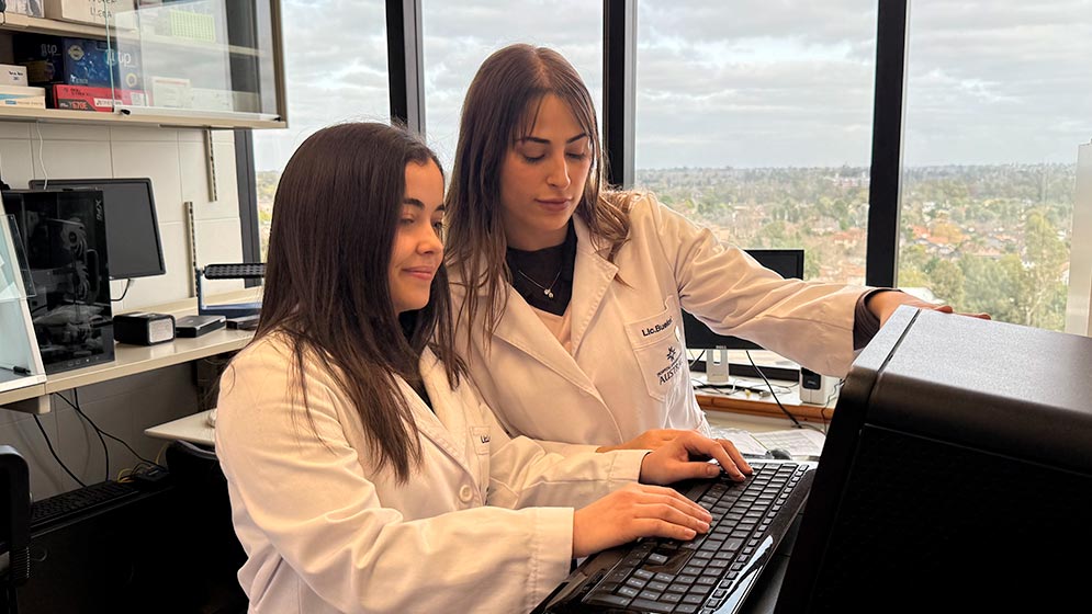 Bárbara Bueloni, primera autora del trabajo (der.) con Lucía Lameroli en un laboratorio del Instituto de Investigaciones en Medicina Traslacional (IIMT, CONICET - Universidad Austral).