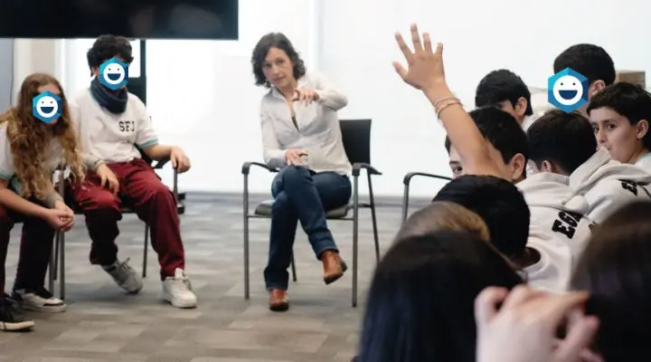 Carol Fagundez, científica del CONICET en el IBioBA, junto a estudiantes de 7° grado del Instituto Educativo San Francisco Javier durante el encuentro en el C3.