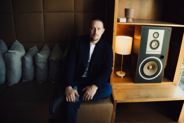 Oliver McCann, creador de música con IA, en West Hollywood, California.