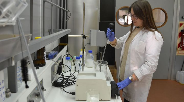 Lourdes Vergara (INCAPE-CONICET/UNL) manupilando el equipo de reacción para síntesis de nanopartículas.