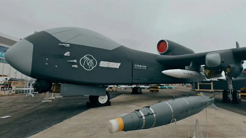 La última novedad bélica de China implica una nave nodriza que puede llevar hasta más de 100 drones.