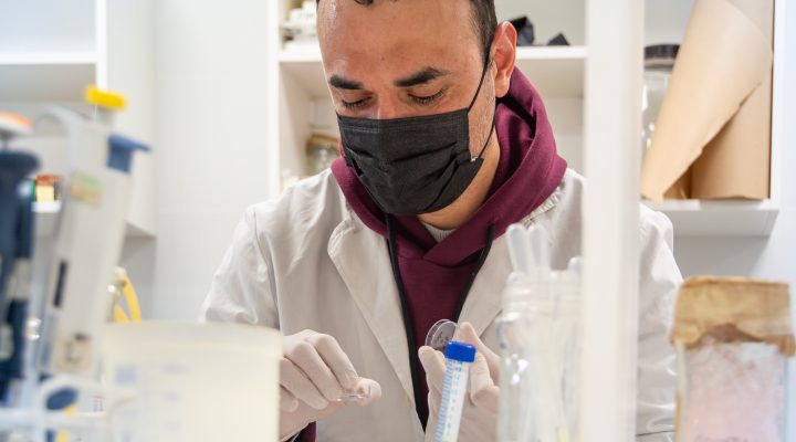 Emanuel Peralta, primer autor del trabajo, trabajando en el Laboratorio de Estudios Neurobiol&oacute;gicos del IHEM.